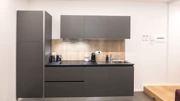 Appartamento Green | Private kitchen | Full-sized fridge, microwave, oven, stovetop
