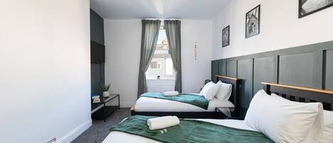 5 habitaciones, tabla de planchar con plancha, wifi y ropa de cama