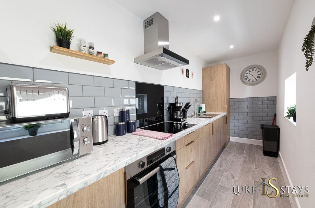 Fridge, microwave, stovetop, dishwasher