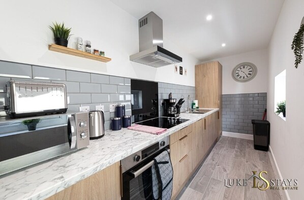 Fridge, microwave, stovetop, dishwasher