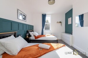 5 bedrooms, iron/ironing board, WiFi, bed sheets