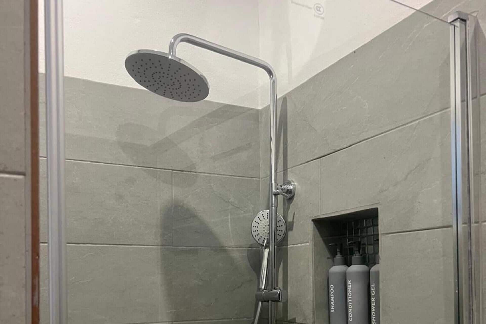 Apartment | Bathroom | Shower, hair dryer, towels, toilet paper