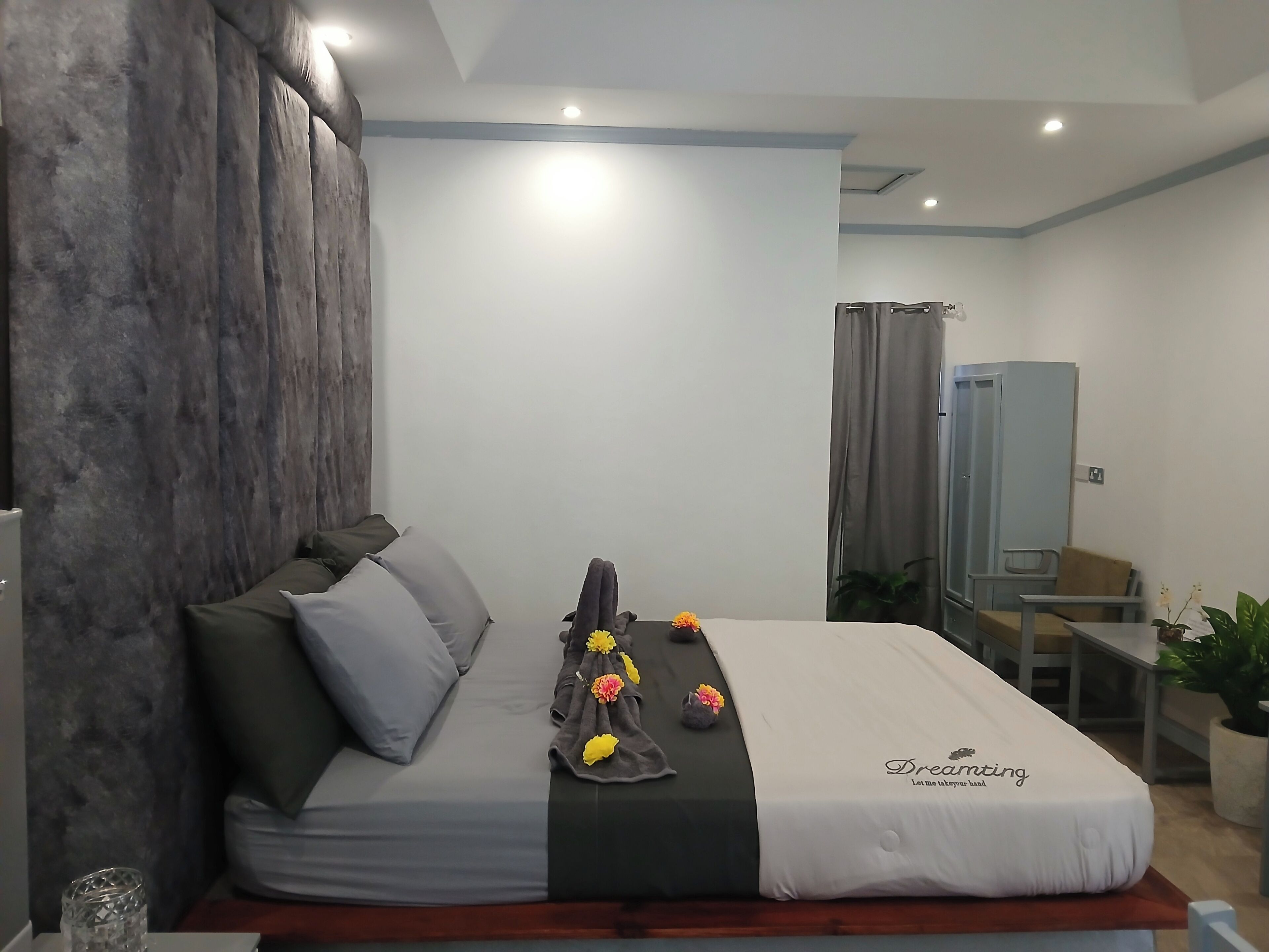 Ein modernes Hotelzimmer mit Bett, Schreibtisch und Spiegel.