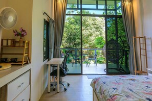 Dobbeltrom – deluxe, 1 kingsize-seng, hageutsikt | Utsikt fra rommet