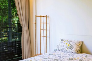Ropa de cama de alta calidad y espacio para trabajar con laptop 