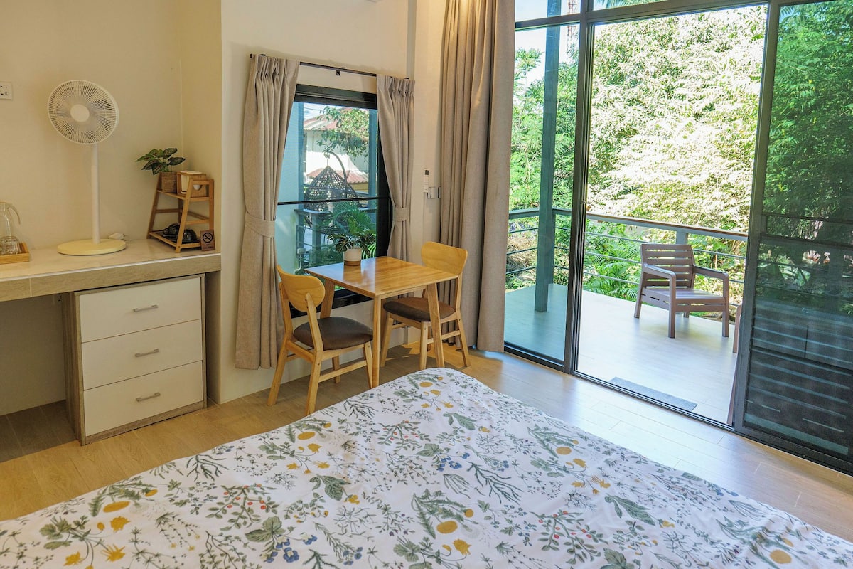Deluxe Double Room, 1 King Bed, Non Smoking, Garden View