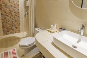 Deluxe Double Room, 1 King Bed, Non Smoking, Garden View | Bathroom - Modern Bungalows (Ko Chang)