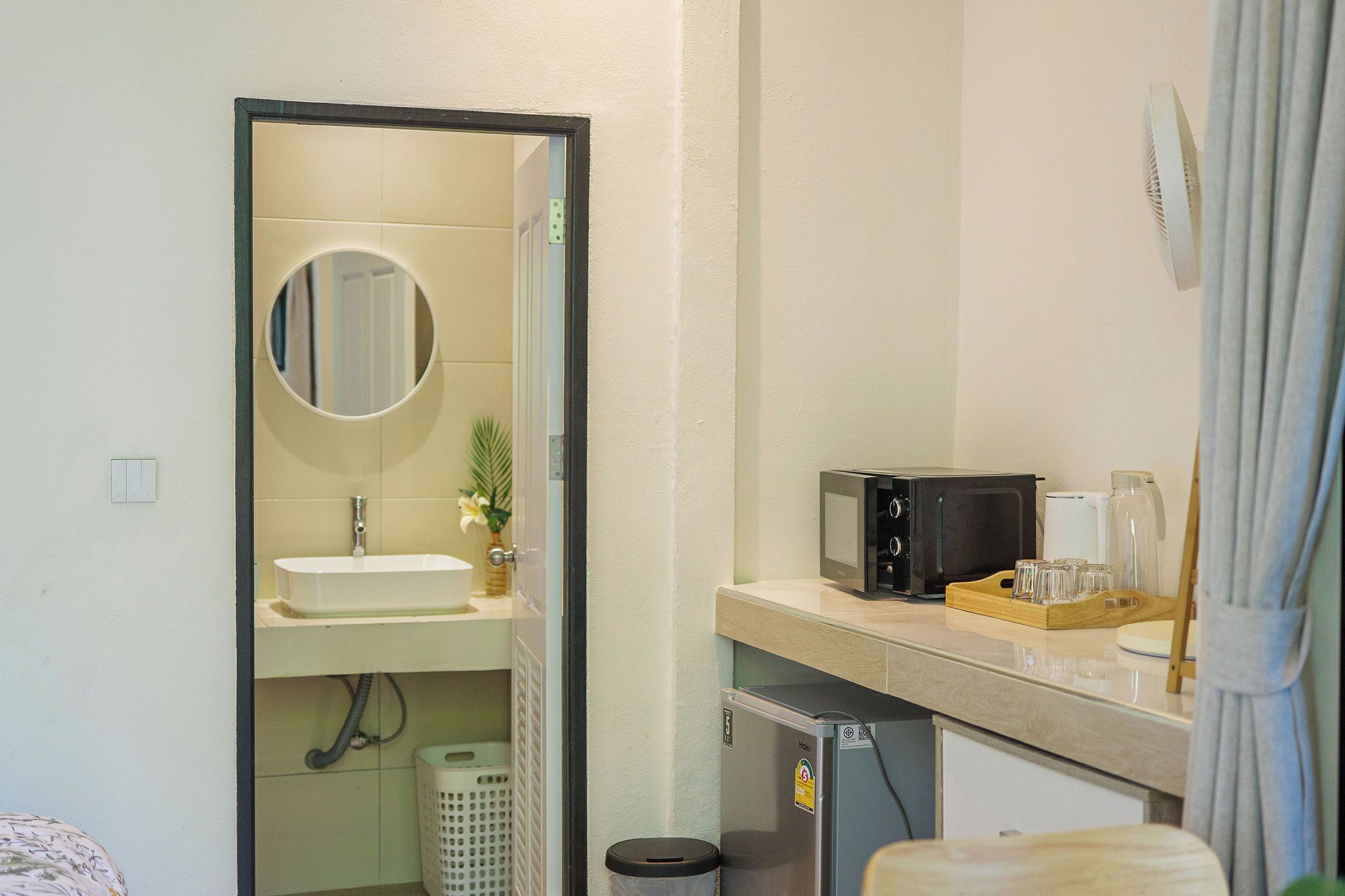 Quarto casal luxo, 1 cama King, para não fumantes, vista para o jardim | Roupas de cama premium, espaço de trabalho para notebook