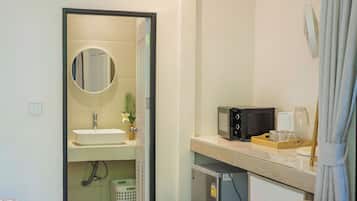 Quarto casal luxo, 1 cama King, para não fumantes, vista para o jardim | Roupas de cama premium, espaço de trabalho para notebook