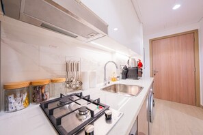 Frigorífico, microondas, horno y tostadora
