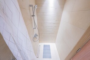 Gratis toiletartikelen, een haardroger, handdoeken
