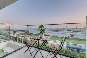 Outdoor dining - Luxury Apartment Pool Scenery (Dubai)
