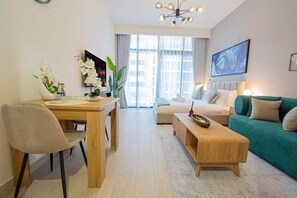 Smart-tv, bøger, stereoanlæg