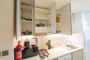 Køleskab, mikrobølgeovn, ovn, brødrister