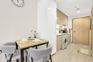 Dining - Sleek Studio in Dubai (Dubai)