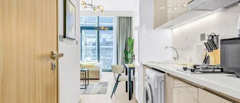 Réfrigérateur, micro-ondes, four, plaque de cuisson