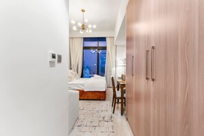 1 室のベッドルーム、アイロン / アイロン台、WiFi (無料)、ベッドシーツ
