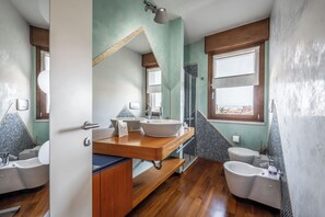 Douche, sèche-cheveux, bidet, serviettes fournies