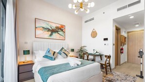 Una camera d'albergo moderna con un letto grande, comodini, una scrivania e una sedia.