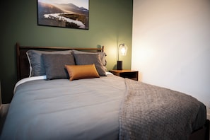 2 bedrooms, free WiFi, bed sheets - Cedar and Loam by Revelstoke Vacations (Revelstoke)