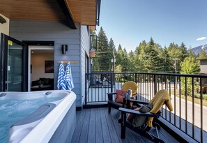 Private spa tub - Cedar and Loam by Revelstoke Vacations (Revelstoke)