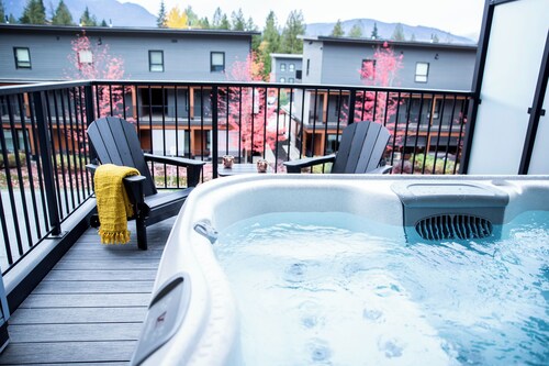 Cedar and Loam by Revelstoke Vacations