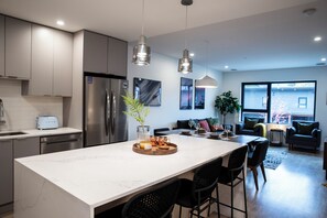 Private kitchen - Cedar and Loam by Revelstoke Vacations (Revelstoke)