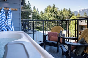 Exterior - Cedar and Loam by Revelstoke Vacations (Revelstoke)