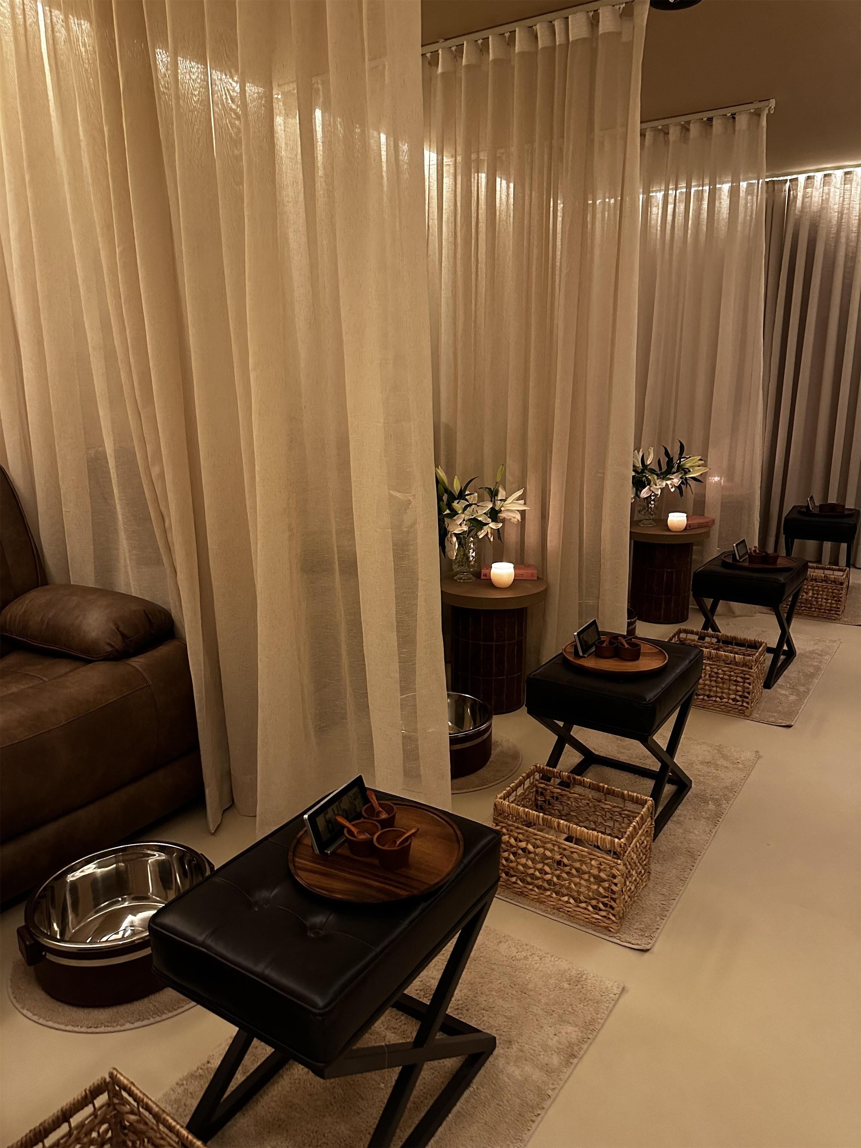 Sauna, steam room, Swedish massages, facials, 1 treatment room