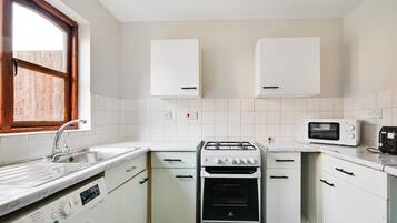 House | Private kitchen | Fridge, microwave, oven, stovetop
