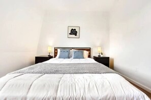 3 bedrooms, desk, iron/ironing board, WiFi - 3 BedHome in Upper Lawrenceville (Pittsburgh)