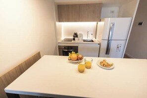 Mikrowelle, Wasserkocher mit Kaffee-/Teezubehör, Toaster