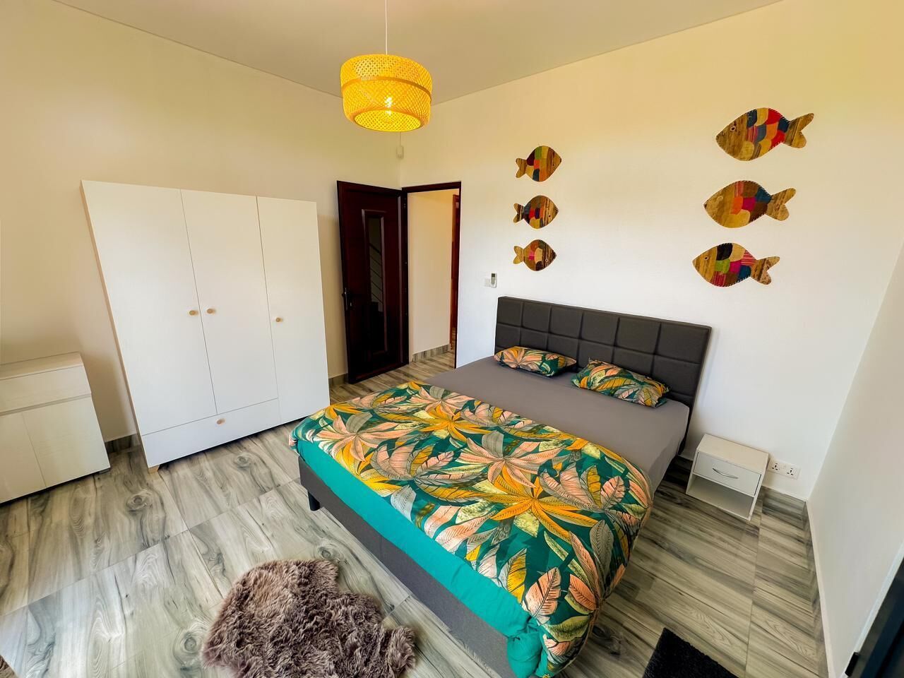 5 bedrooms, iron/ironing board, WiFi, bed sheets