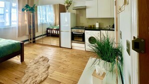 Studio | Cuisine privée | Réfrigérateur, un four, surface de cuisson, bouilloire électrique