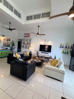 Smart TV, foosball, table tennis, books - Sunny Villa Mar Chiquita, Ultimate Fun Get Away, Beach Entrance Pool & Game room (Tierras Nuevas Poniente)