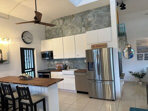 Fridge, microwave, oven, stovetop - Sunny Villa Mar Chiquita, Ultimate Fun Get Away, Beach Entrance Pool & Game room (Tierras Nuevas Poniente)