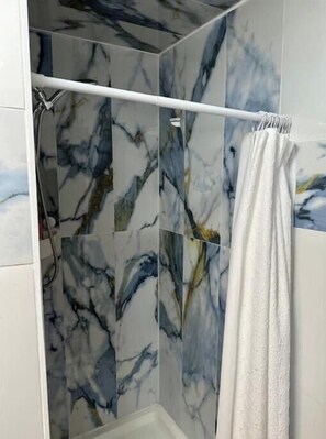 Shower, hair dryer, towels, soap - Sunny Villa Mar Chiquita, Ultimate Fun Get Away, Beach Entrance Pool & Game room (Tierras Nuevas Poniente)