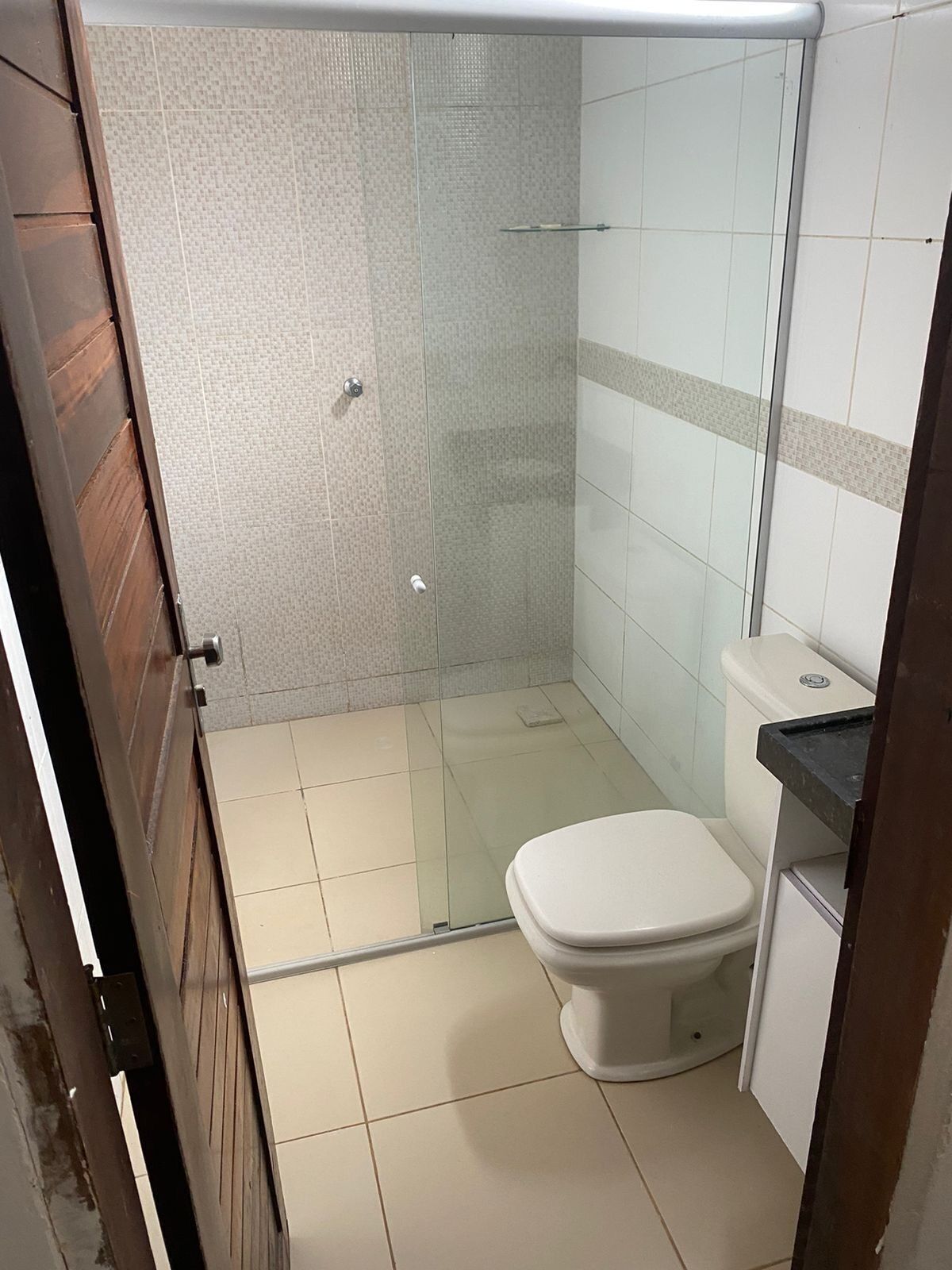 Een bidet, handdoeken, toiletpapier