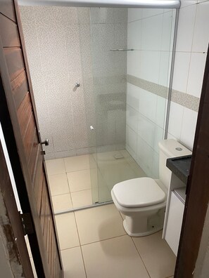 Bidet, serviettes fournies, papier de toilette