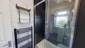 Casa | Banheiro | Chuveiro, secador de cabelo, toalhas de banho 