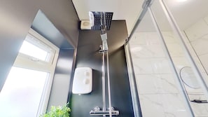 Casa | Banheiro | Chuveiro, secador de cabelo, toalhas de banho 