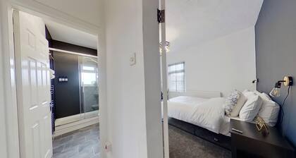 Salford-house-sleeps6-parking-garden-wifi