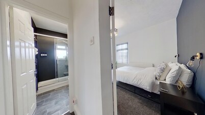 Salford-house-sleeps6-parking-garden-wifi