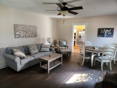 Smart TV. Cozy 2-bedroom farmhouse on 12 acres in New Kent County just 7 miles off of I64