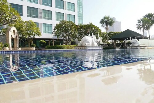 Two bedroom loft style condo, river view pool