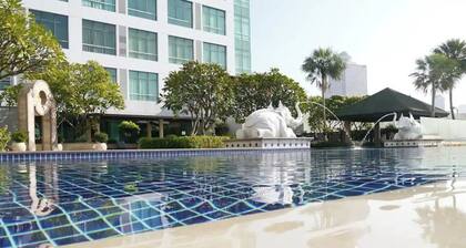 Two bedroom loft style condo, river view pool