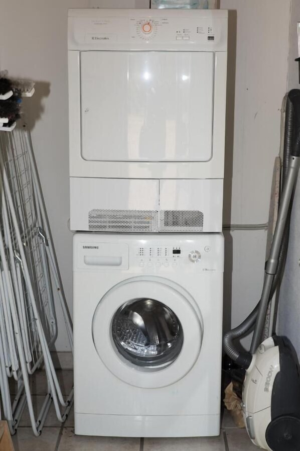 Un appareil combiné lave-linge et sèche-linge, de marque Samsung.