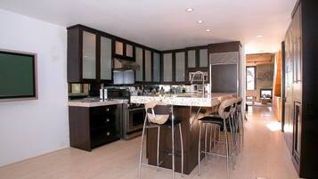 Nhà | 3 phòng ngủ, bàn, truy cập Internet tốc độ cao