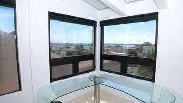 3 bedrooms, desk, Internet