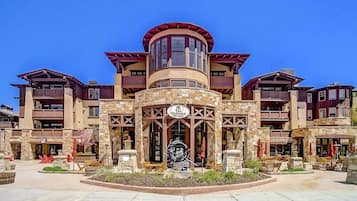 Apartment, Accessible | 4 bedrooms, desk, Internet